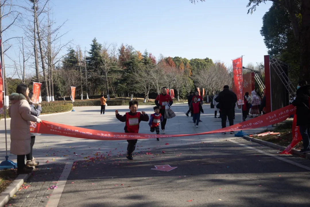 回望2024 启航2025 | bv伟德国际1946股份2025年度战略年会顺利召开